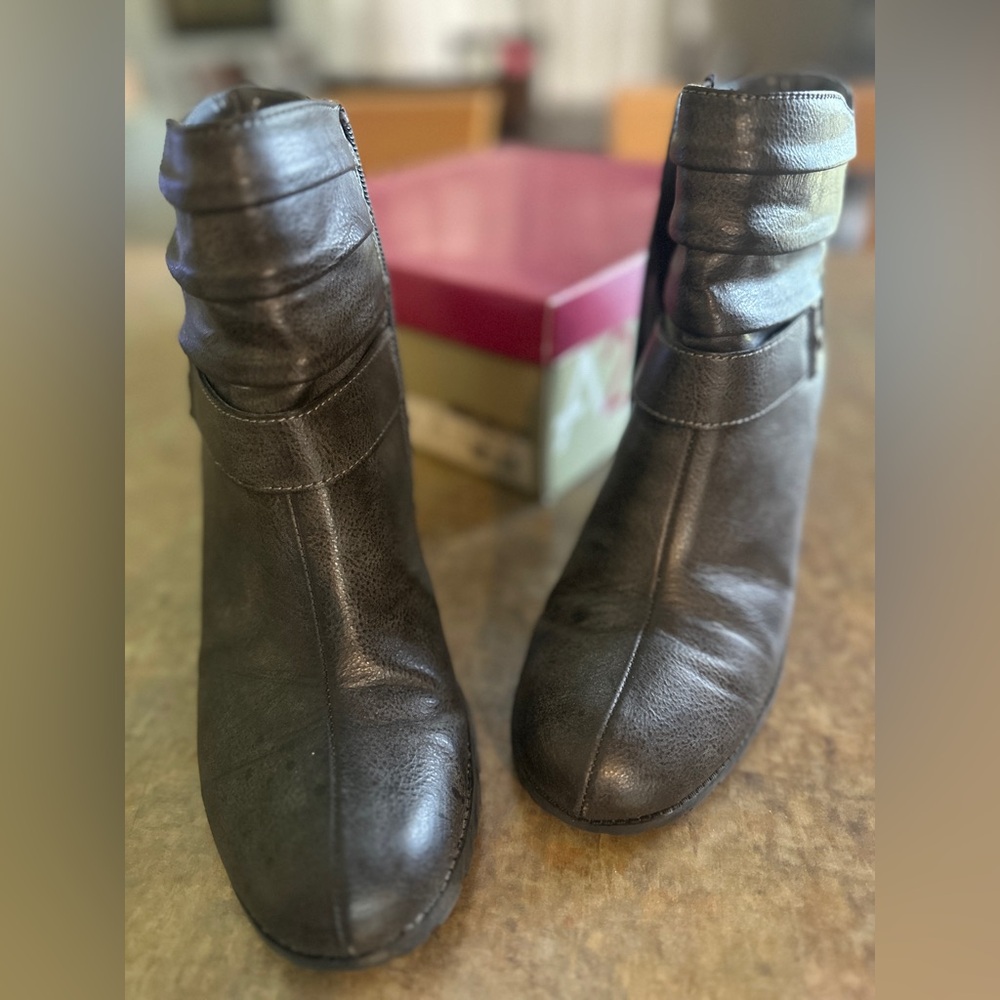A2 by Aerosoles side zip ankle boot. Grey. Size 8.5 M